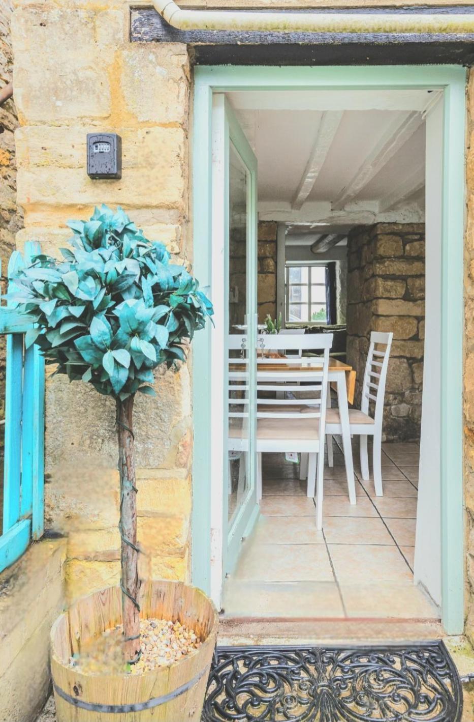 Inglenook Cottage, The Cotswolds * Winchcombe